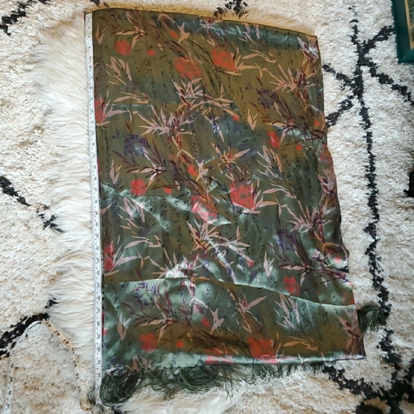 100% Silk Green Asian Motif Scarf - Picture 4 of 6